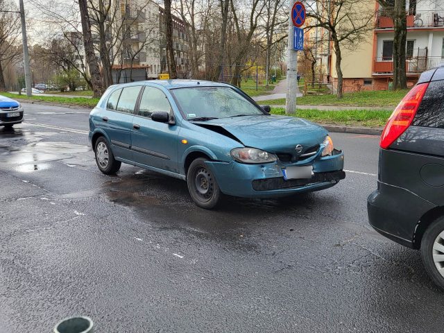 Wjechał w stojące przed przejściem dla pieszych auta. Trzy pojazdy uszkodzone, jedna osoba w karetce (zdjęcia)