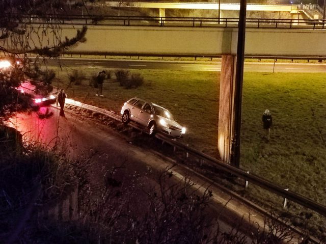 Było mokro i zbyt szybko na łuku jezdni. Opel zakończył jazdę na barierce (zdjęcia)