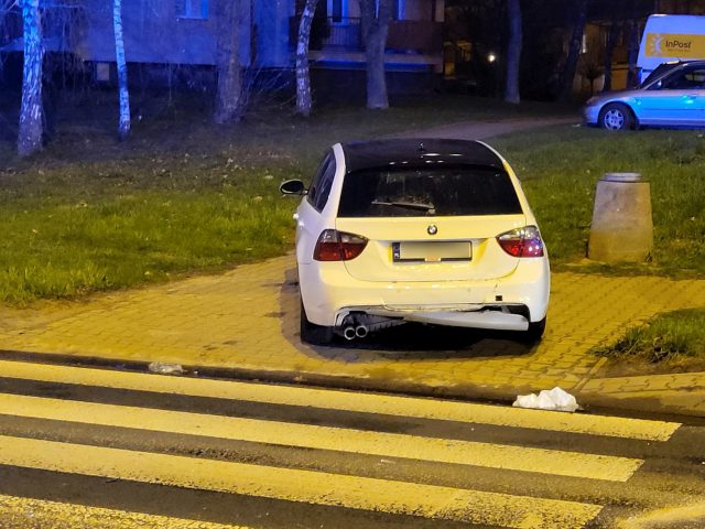 Kierowca BMW  zatrzymał się przepuścić pieszych. Zaskoczyło to kierującego volkswagenem (zdjęcia)