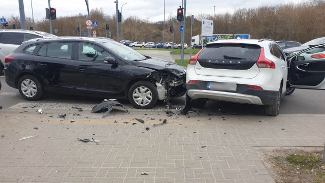 Jechali obok siebie, nagle zjechał na sąsiedni pas. Doprowadził do zderzenia z volvo (zdjęcia)