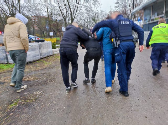 Uciekał przed policjantami. Usłyszał zarzuty usiłowania zabójstwa oraz posiadania broni i amunicji bez zezwolenia (wideo, zdjęcia)