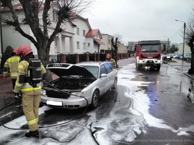 Audi zaczęło się nagle palić. Płomienie pojawiły się w komorze silnika (zdjęcia)