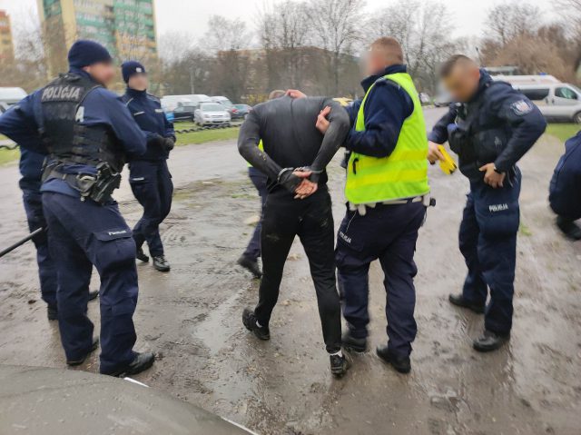 W samochodzie miał karabin automatyczny. Odpowie za usiłowanie zabójstwa policjanta (zdjęcia, wideo)