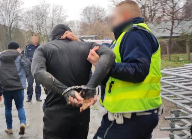 Uciekał przed policjantami. Usłyszał zarzuty usiłowania zabójstwa oraz posiadania broni i amunicji bez zezwolenia (wideo, zdjęcia)