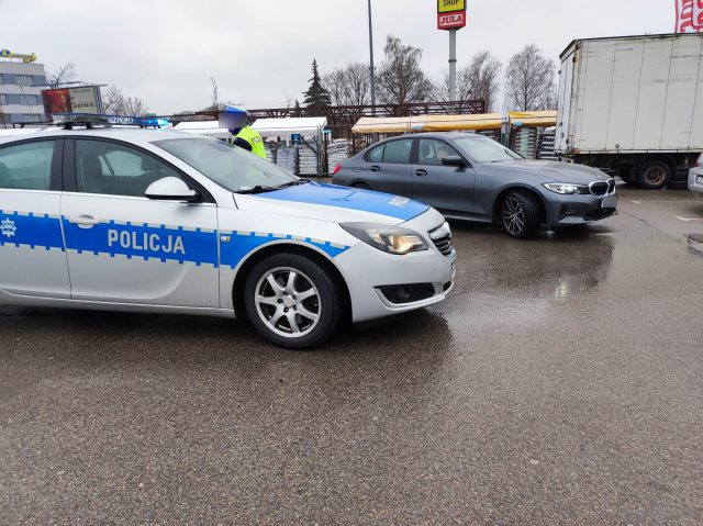 W samochodzie miał karabin automatyczny. Odpowie za usiłowanie zabójstwa policjanta (zdjęcia, wideo)