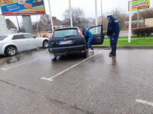 W samochodzie miał karabin automatyczny. Odpowie za usiłowanie zabójstwa policjanta (zdjęcia, wideo)