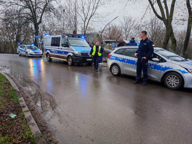 Po raz kolejny uciekał przed policją, w samochodzie miał broń. Staranował radiowóz i potrącił policjanta (zdjęcia, wideo)