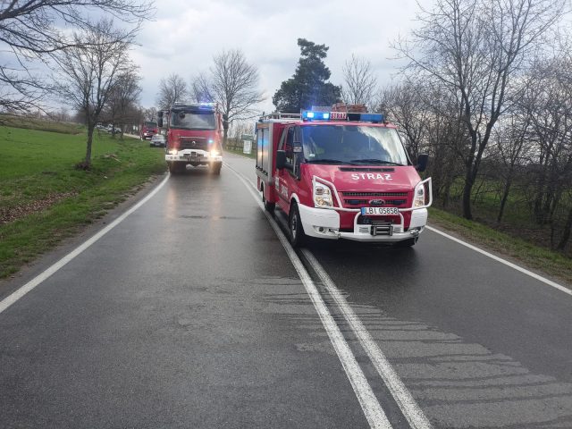 Czołowe zderzenie toyoty z motocyklem. Kierowca jednośladu trafił do szpitala (zdjęcia)