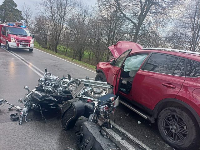 Czołowe zderzenie toyoty z motocyklem. Kierowca jednośladu trafił do szpitala (zdjęcia)