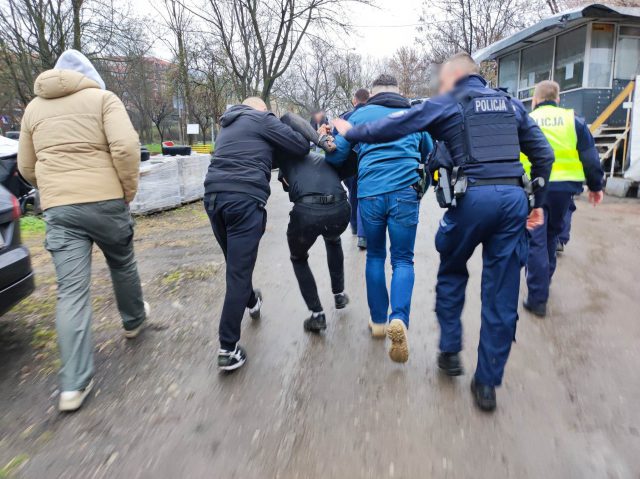 Uciekał przed policjantami. Usłyszał zarzuty usiłowania zabójstwa oraz posiadania broni i amunicji bez zezwolenia (wideo, zdjęcia)