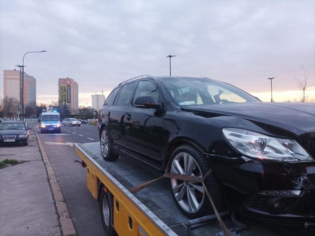 Wjechał wprost przed skodę. Na rondzie przy Makro znów zderzyły się dwa auta (zdjęcia)