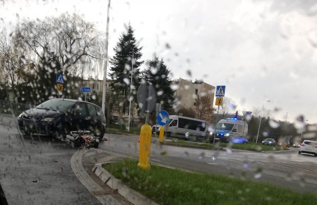 Zderzenie motocykla z autem osobowym. Kierowca jednośladu trafił do szpitala (zdjęcia)