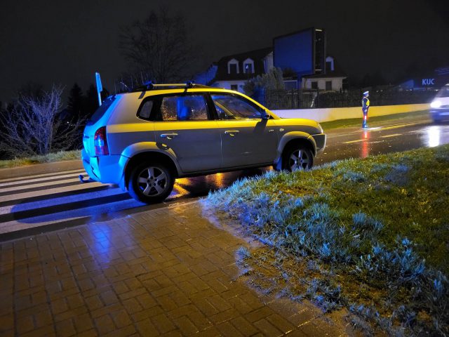 Wjechał w znajdującą się na przejściu kobietę. Potrącona piesza trafiła do szpitala (zdjęcia)