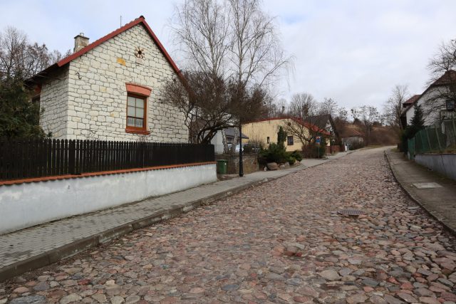 Mieszkańcy nie pozwolili na ułożenie asfaltu na kocich łbach. Teraz ulica ta została zabytkiem (zdjęcia)