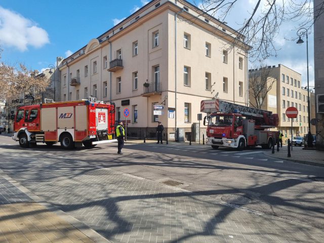 Mieszkańcy zaalarmowali strażaków o pożarze kamienicy. Okazało się, że ktoś rozpalił w piecu (zdjęcia)