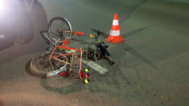 Na rondzie wjechała w rowerzystę. Nieprzytomny potrącony cyklista trafił do szpitala (zdjęcia)