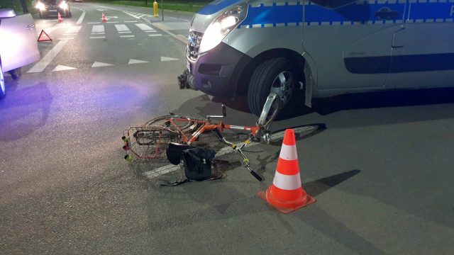 Na rondzie wjechała w rowerzystę. Nieprzytomny potrącony cyklista trafił do szpitala (zdjęcia)