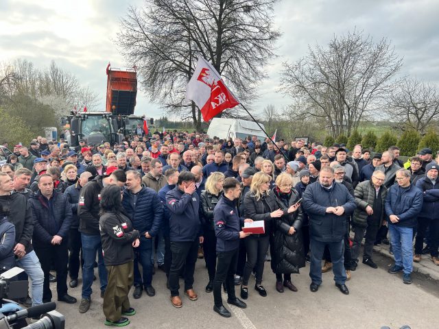 Protest w Hrubieszowie wciąż trwa. Rolnicy nie wierzą w zapewnienia rządu, widzą bowiem co innego (zdjęcia)