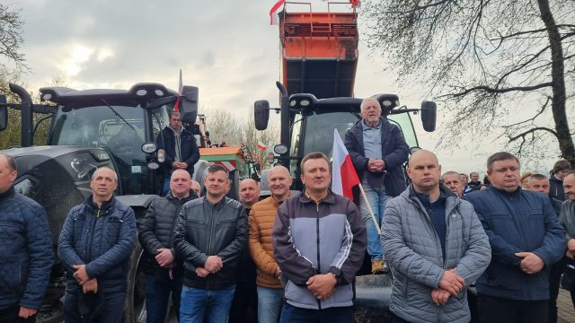 Protest w Hrubieszowie wciąż trwa. Rolnicy nie wierzą w zapewnienia rządu, widzą bowiem co innego (zdjęcia)