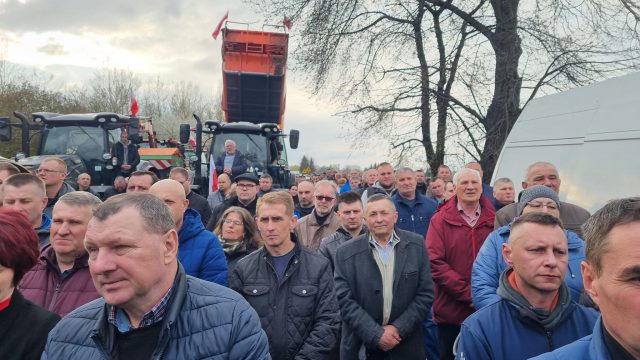 Protest w Hrubieszowie wciąż trwa. Rolnicy nie wierzą w zapewnienia rządu, widzą bowiem co innego (zdjęcia)