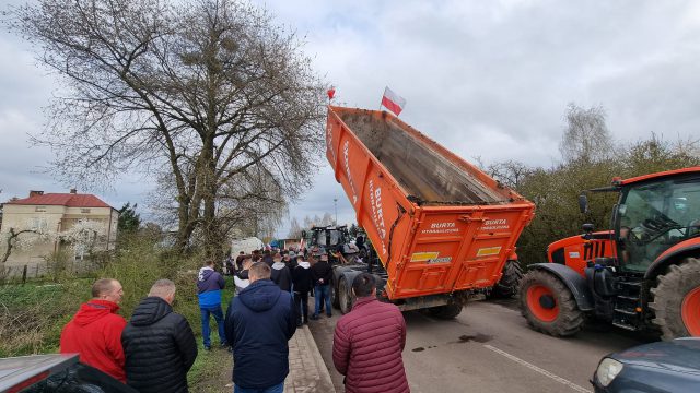 Protest w Hrubieszowie wciąż trwa. Rolnicy nie wierzą w zapewnienia rządu, widzą bowiem co innego (zdjęcia)