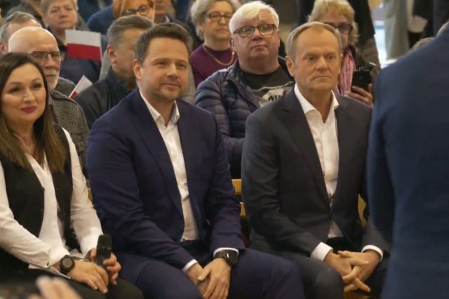 Donald Tusk i Rafał Trzaskowski na Lubelszczyźnie. Był bilet do Brukseli, w ruch poszły jajka (zdjęcia)
