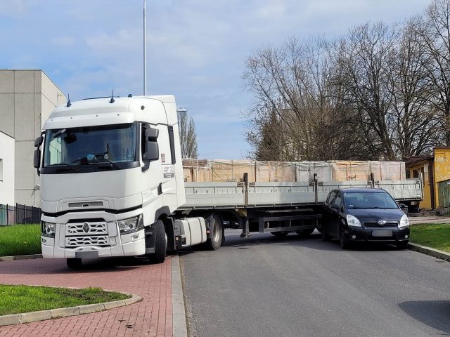 Warto pomyśleć, gdzie się parkuje. Ulica była zablokowana przez ponad godzinę (zdjęcia)