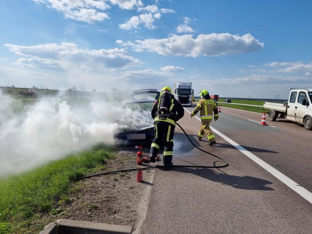 Kupił samochód, po drodze auto stanęło w płomieniach. Pechowy kierowca stanie przed sądem (zdjęcia)