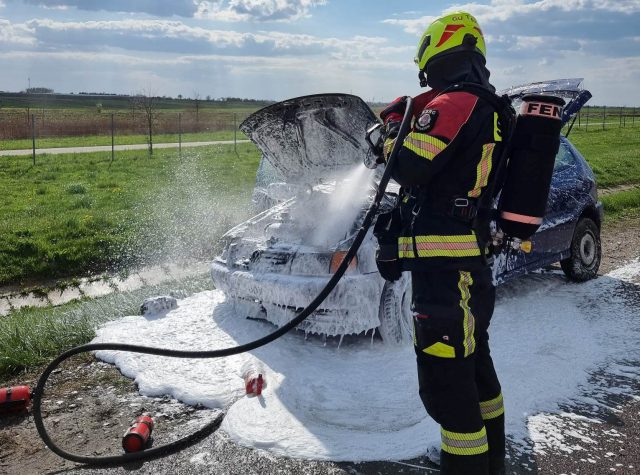 Kupił samochód, po drodze auto stanęło w płomieniach. Pechowy kierowca stanie przed sądem (zdjęcia)