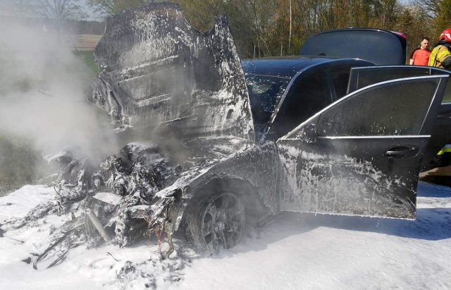 BMW Służby Ochrony Państwa zapaliło się w trakcie jazdy. Pojazdem jechał tylko kierowca (zdjęcia)