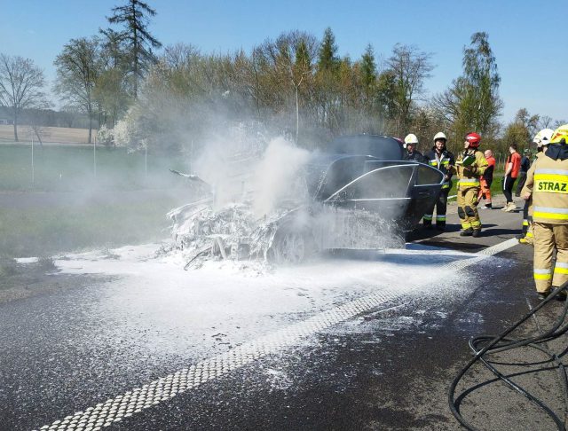 BMW Służby Ochrony Państwa zapaliło się w trakcie jazdy. Pojazdem jechał tylko kierowca (zdjęcia)