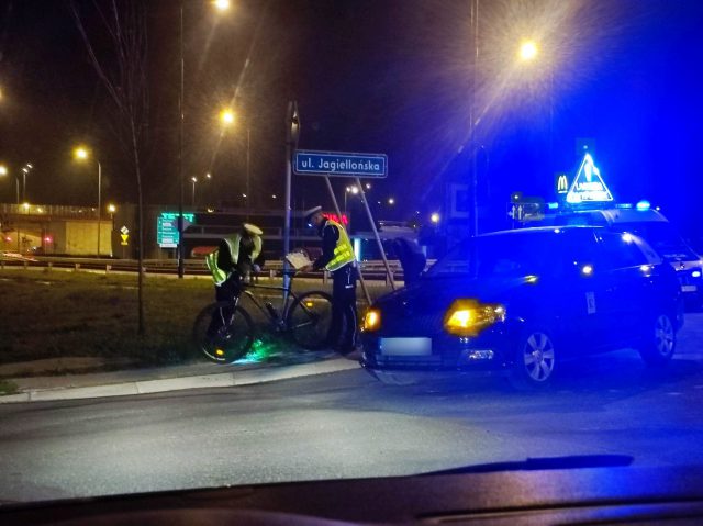 Skręcał w osiedlową uliczkę. rowerzysta przejeżdżał przez ulicę. Potrącony nastolatek trafił do szpitala (zdjęcia)