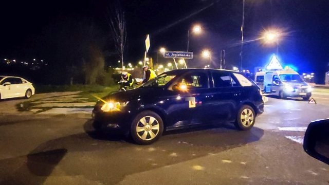 Skręcał w osiedlową uliczkę. rowerzysta przejeżdżał przez ulicę. Potrącony nastolatek trafił do szpitala (zdjęcia)