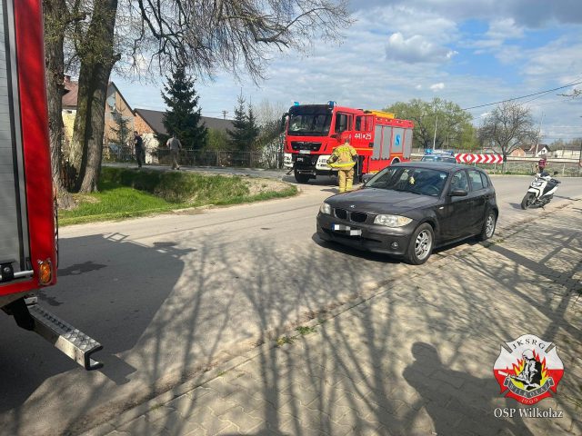 Zderzenie BMW z motorowerem. Dwie osoby wymagały interwencji medycznej (zdjęcia)