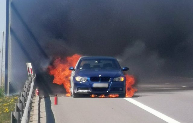 Na obwodnicy Lublina zapaliło się BMW. Trwa akcja gaśnicza, ruch jest wstrzymany (zdjęcia, wideo)