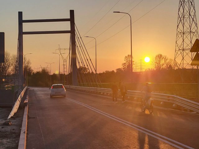 Przez nowy most na Bystrzycy można już przejechać autobusem. Drogę skracają sobie również niektórzy kierowcy (zdjęcia)