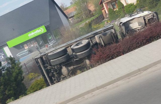 Groźny wypadek koło Kraśnika. Ciężarówka staranowała opla i spadła ze skarpy (zdjęcia)