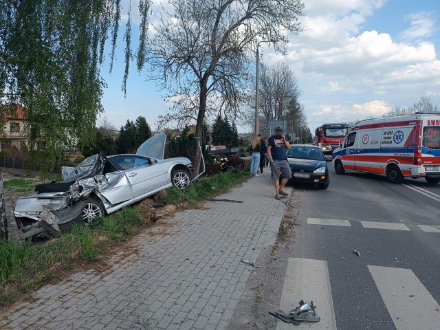 Groźny wypadek koło Kraśnika. Ciężarówka staranowała opla i spadła ze skarpy (zdjęcia)