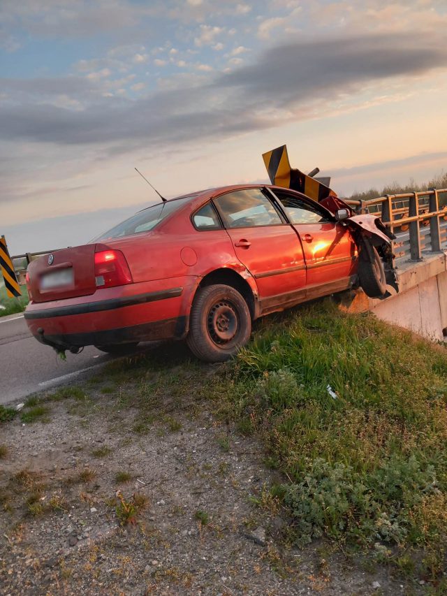 Dostrzegł wbitego w most volkswagena, obok ślady krwi. Pijany kierowca uciekł pieszo (zdjęcia)