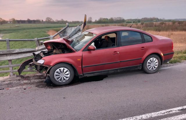 Dostrzegł wbitego w most volkswagena, obok ślady krwi. Pijany kierowca uciekł pieszo (zdjęcia)