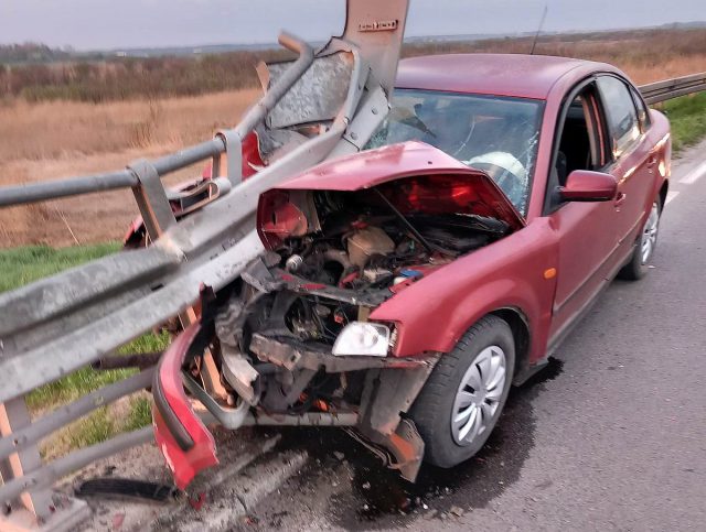 Dostrzegł wbitego w most volkswagena, obok ślady krwi. Pijany kierowca uciekł pieszo (zdjęcia)