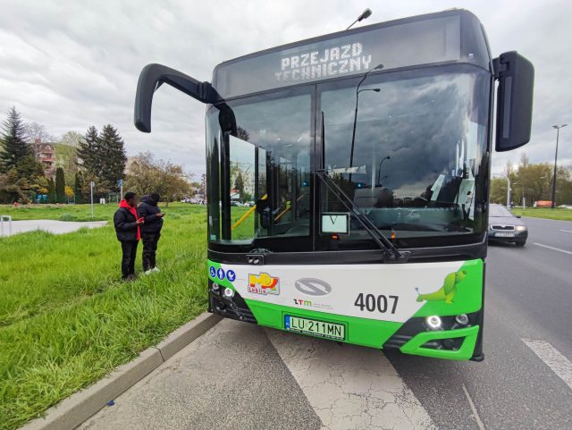 Po południu brał udział w kolizji z autobusem. Wieczorem o mało nie doprowadził do wypadku (wideo)