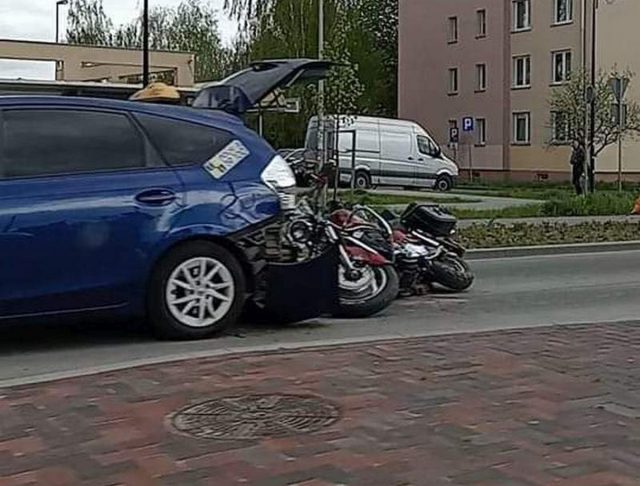 Zatrzymał się przepuścić pieszych. W toyotę wjechał motocyklista (zdjęcia)