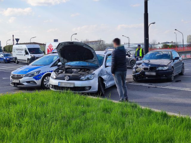 Zderzenie volkswagena z BMW na „czerwonym wiadukcie”. Obywatel Ukrainy nie spojrzał na znaki (zdjęcia)