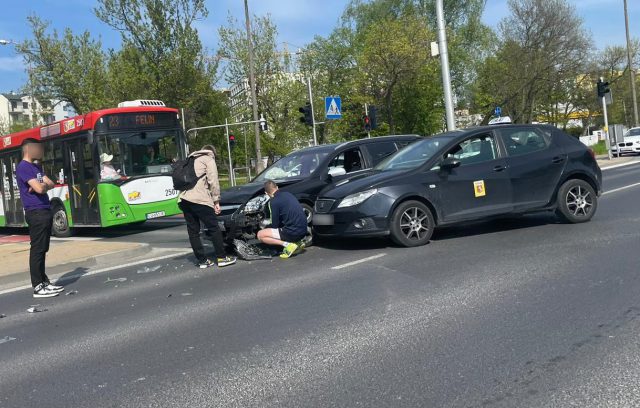 Zderzenie seata z oplem na skrzyżowaniu. Występują utrudnienia w ruchu (zdjęcia)