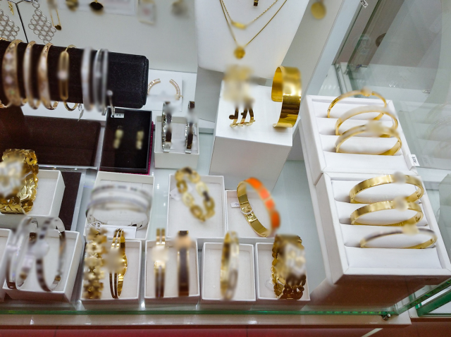 Niemal 300 szt. podrabianej biżuterii w galeriach handlowych w Lublinie (zdjęcia)