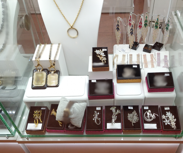 Niemal 300 szt. podrabianej biżuterii w galeriach handlowych w Lublinie (zdjęcia)