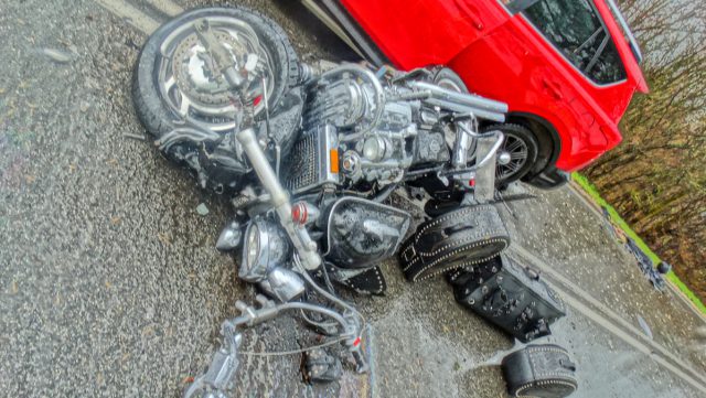 Motocyklista poszkodowany w wypadku zmarł w szpitalu (zdjęcia)