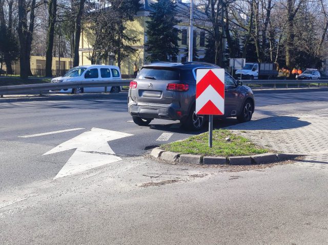 Zderzenie dwóch pojazdów na al. Kraśnickiej. Jedna osoba w szpitalu (zdjęcia)
