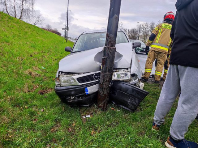 Opel zjechał z jezdni i uderzył w słup. Groźne zdarzenie drogowe na al. Witosa (zdjęcia)